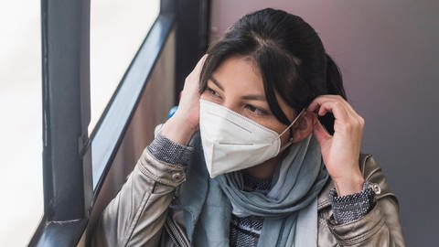 Die Einhaltung von Hygieneregeln, ein Mund-Nasen-Schutz und Abstand halten können die Ausbreitung von Viren eindämmen - das gilt für Corona- wie auch für Grippeviren.