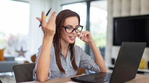 Frau arbeitet am Laptop (Symbolfoto) Die JUUUPORT-Scouts haben 2020 in den Online-Seminaren 2.500 Schüler und Schülerinnen direkt erreicht.