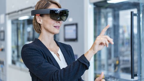 Das Bild zeigt eine Frau, die eine VR-Brille trägt.