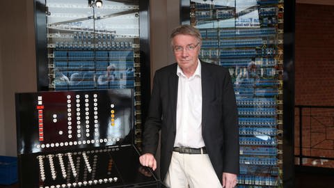 Horst Zuse, Sohn von Konrad Zuse, präsentiert den Nachbau des ersten Computers der Welt, der Zuse Z3. 