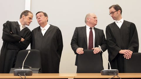Die Verteidiger Feigen, Gross und Gotzens von Uli Hoeneß, im Prozess über Steuerhinterzug von über 25 Millionen Euro. Hoeneß kam nach kurzer Haftstrafe zurück auf den Posten als Präsident, später in den Aufsichtrat des FC Bayern München