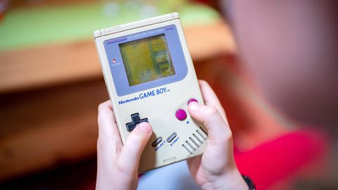 Der Nintendo Game Boy und Tetris waren von Anfang an ein Paar: Das Computerspiel gehörte seit 1989 zum Starterpaket des Game Boy.  Game Boy in einer Hand