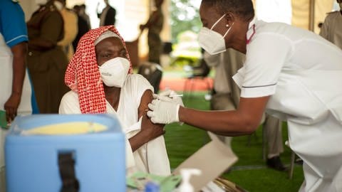 Ein Anwohner wird in Afrika gegen Covid-19 geimpft (Archivbild).