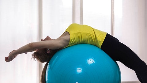 Übung auf einem Pilatesball