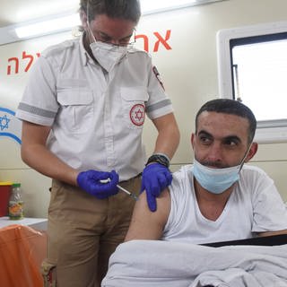 Ein Mann wird in Jerusalem mit dem Pfizer-Biotech-Impfstoff geimpft.