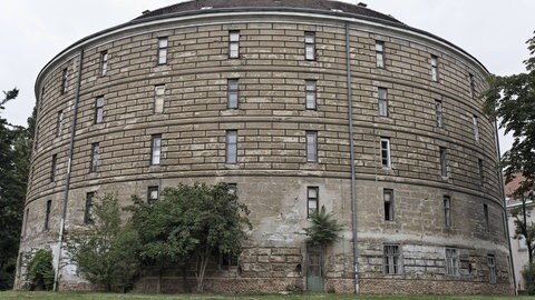 Ein graues, rundes Gebäude: Der Narrenturm in Wien