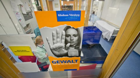 Ein Plakat mit der Aufschrift "Bei Gewalt hört für uns der Spaß auf" hängt in der Notaufnahme im Klinikum Nürnberg