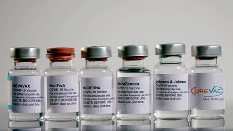 Impfstofffläschchen von Herstellern wie Curecav, BionTechPfizer, Novavax, AstraZeneca, Moderna und Johnson & Johnson