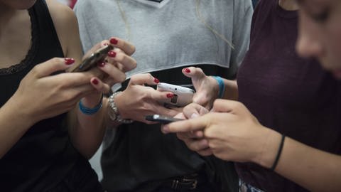 Smartphones gehören gerade unter Jugendlichen zum Alltag. Doch die Grenzen zur Onlinesucht sind fließend. 
