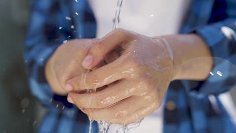 Gute Hygiene schützt vor gesundheitlichen Risiken: Nach dem Kontakt mit Hochwasser die Hände unbedingt die Hände waschen - entweder mit garantiert sauberem Wasser oder Wasser aus dem Supermarkt. 