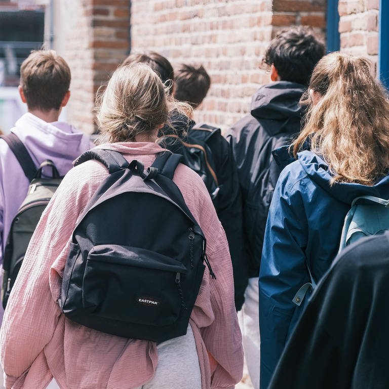 Die Sinus-Studie 2024 zeigt, was die junge Generation bewegt und wohin sich unsere Gesellschaft entwickelt. Schülerinnen auf dem Schulweg