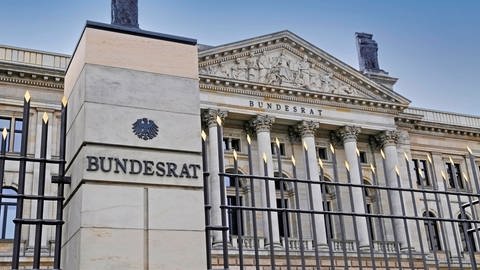 Insgesamt acht Bundesländer haben auf Initiative von Nordrhein-Westfalen einen gemeinsamen Antrag zur Änderung des Transplantationsgesetzes in den Bundesrat eingebracht. Sie fordern die Einführung der Widerspruchslösung bei der Oragnspende, bei der jede Person erstmal als Organspender infrage kommt. Bild: Bundesrat 