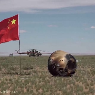 Chinesische Sonde ist gelandet - mit Proben vom Mond: Die chinesische Mondsonde Chang´e 6 ist am 25. Juni 2024 wieder auf der Erde gelandet. Im Gepäck hat sie Gesteins- und Bodenproben von der Rückseite des Monds.