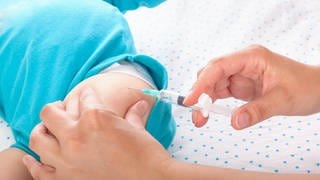 Alle Neugeborenen sollen gegen das Respiratorischen Synzytial-Virus (RSV) immunisiert werden. Das empfiehlt die Ständige Impfkommission- STIKO. Denn vor allem für Neugeborene kann eine Infektion gefährlich werden.