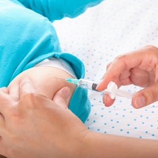 Alle Neugeborenen sollen gegen das Respiratorischen Synzytial-Virus (RSV) immunisiert werden. Das empfiehlt die Ständige Impfkommission- STIKO. Denn vor allem für Neugeborene kann eine Infektion gefährlich werden.
