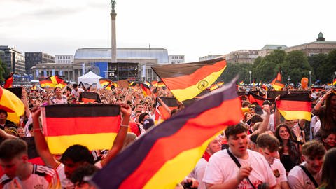 Es wird gejubelt, gesungen, geweint und geflucht: Deutschland ist im sprichwörtlichen Fußball-Fieber. Die Emotionen der Fans sind dabei stark von der sozialen Umgebung abhängig.  