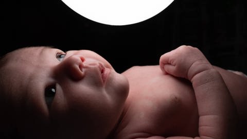 Viele der Stoffwechselkrankheiten, die beim Screening von Neugeborenen erfasst werden, sind behandelbar. Digitale Zwillinge könnten die Therapie in Zukunft unterstützen. Bisher gab es sie nur für Erwachsene, jetzt wurde ein digitales Abbild für Neugeborene entwickelt.