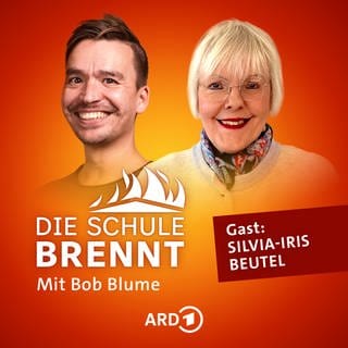 Silvia-Iris Beutel und Bob Blume auf dem Podcast-Cover von "Die Schule brennt – der Bildungspodcast mit Bob Blume"