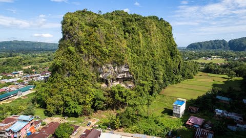 Im Gebiet des Maros-Pangkep Geoparks auf der indonesischen Insel Sulawesi befinden sich in den Hügeln mehr als 280 Kalksteinhöhlen, die heute zum UNESCO-Welterbe gehören. Hier gibt es auch Höhlenmalereien, die die bislang ältesten der Welt sind.