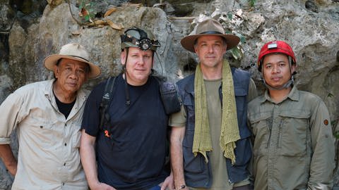 Das Forscherteam: Von links nach rechts: Budianto Hakim, Maxime Aubert, Adam Brumm, Adhi Agus Oktaviana. Älteste figurative Höhlenmalerei der Welt auf der indischen Insel Sulawesi entdeckt.