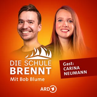 Carina Neumann und Bob Blume auf dem Podcast-Cover von "Die Schule brennt – der Bildungspodcast mit Bob Blume"