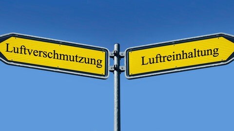 Ein Wegweiser mit zwei Pfeilen: der eine zeigt Richtung Luftverschmutzung, der andere Richtung Luftreinhaltung. Diese Entscheidung zur Verringerung der Feinstaubbelastung ist ausschlaggebend für die Befruchtung von Eizellen.