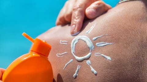 Symbolbild Sonnencreme auf Haut, tags: Sonnenschutz, Mythen