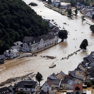 Überschwemmung von Häusern im Ahrtal, tags: Hochwasserschutz, 100 Jahren, Ideen