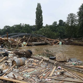 Trümmer nach der Flutkatastrophe im Ahrtal, tags: Hochwasserschutz, 100 Jahre, Ideen