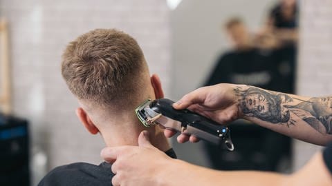 Hochansteckender Hautpilz verbreitet sich über Barbershops