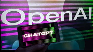 Das Bild zeigt den Software-Namen ChatGPT auf einem Smartphone an. Der Chatbot ChatGPT hat KI für alle nutzbar gemacht.