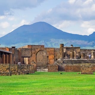 Überreste der Stadt Pompeji im Schatten des Vesuvs