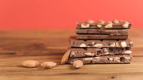 Bereits der Zucker, der in einer Tafel Schokolade enthalten ist, mindert die Leistungsfähigkeit im Gehirn | Schokoladentafeln mit Nüssen