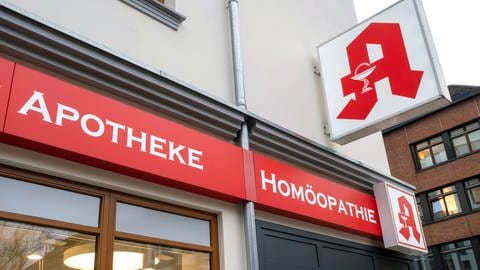 Aufschrift "Homöopathie" als Reklame an einer Apotheke.