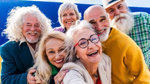Während Jugendliche und junge Erwachsene immer unglücklicher werden, gilt die Lebenszeit ab dem 60. Lebensjahr nach wie vor als eine der glücklichsten | Menschen fortgeschrittenen Alters lachen