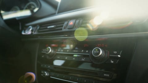 Armaturenbrett im Auto in der Sonne, tags: Geruch Neuwagen Sommer giftige Werte
