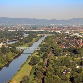 Flusslandschaft des Neckars bei Mannheim