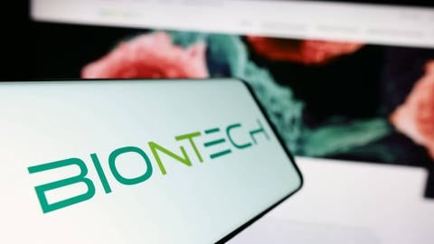 Biontech will bis in zwei Jahren mit einer mRNA-Therapie gegen Krebs auf den Markt gehen. Das US-Unternehmen Moderna ist da schon weiter. Letztlich muss sich aber noch zeigen, welcher der neuen Therapieansätze erfolgreicher ist im Kampf gegen Krebs.