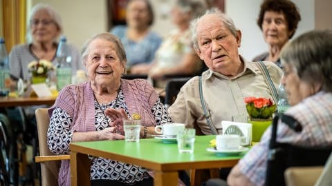 Demenz betrifft vor allem Menschen in hohem Alter. Doch Demenzprävention ist möglich | Menschen im Altenheim