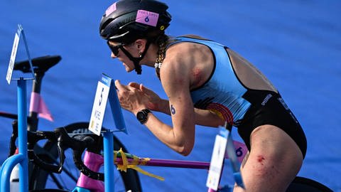 Triathletin Jolien Vermeylen mit Schürfwunden vom Radrennen in Paris - Beim Trathlon der Olympia 2024 zogen sich einige Athleten wetterbedingt Verletzungen zu.