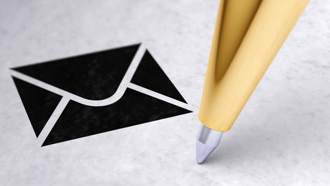 Stift und Brief - Eine Signatur in einer E-Mail zu fälschen ist für einen Angreifer deutlich schwieriger.
