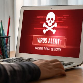 Viruswarnung am Computer - Viele Cyber-Attacken kommen per E-Mail. Sie beinhalten Schadsoftwares und Viren.