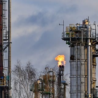 In der PCK-Raffinerie GmbH wird überschüssiges Gas in der Rohölverarbeitungsanlage verbrannt.