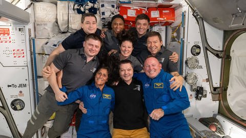 Neun Astronautinnen und Astronauten an Bord der ISS.