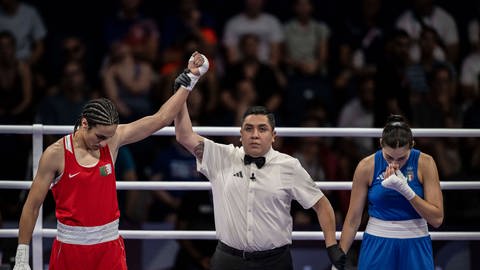 Auslöser der Debatte bei Olympia: Imane Khelif gewinnt nach nur wenigen Sekunden gegen ihre italienische Kontrahäntin. Bei einer früheren Veranstaltung sei sie wegen für Frauen zu hohem Testosteron disqualifiziert worden.