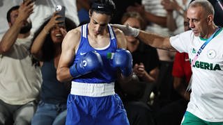 Olympia 2024: Imane Khelif beim 66kg Semifinale der Frauen. Zuvor war sie Vorwürfen zu ihrem Geschlecht ausgesetzt. Der Vorwurf: sie habe zu viel Testosteron im Körper um noch Frau zu sein.