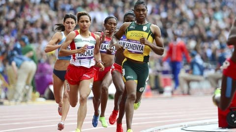 Caster Semanya bei den Olympischen Spielen in London 2012. Auch sie wurde als intersexuelle Frau im Sport für ihre hohen Testosteron-Level kritisiert.