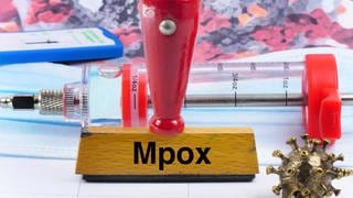 Stempel mit Aufschrift "Mpox" - Eine gefährliche Variante des Virus verbreitet sich aktuell in Zentralafrika. Wird die WHO einen internationalen Notstand ausrufen?