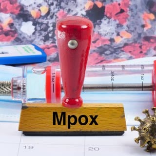 Stempel mit Aufschrift "Mpox" - Eine gefährliche Variante des Virus verbreitet sich aktuell in Zentralafrika. Wird die WHO einen internationalen Notstand ausrufen?