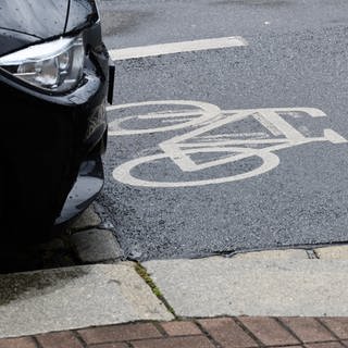 Ein Auto parkt in der Dresdner Neustadt auf einem Radweg.